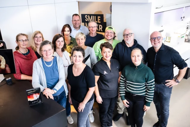 Was für ein großartiger Tag bei der ARGEN matchmaker Tagesveranstaltung bei uns in Frankfurt! 🌟

Wir hatten tolle Besucher, eine fantastische Stimmung und jede Menge wertvolle Impulse. Der Tag verging wie im Flug – voller Energie und spannender Gespräche.

Wir sind happy und freuen uns schon jetzt auf die neuen Inhalte, die 2025 auf uns warten!

Ein großer Dank geht an die Firmen ARGEN, GC Germany, Sun Oberflächentechnik, DEKEMA und SIPEA für ihre großartige Unterstützung. 🙏

Danke an alle, die dabei waren und diesen Tag so besonders gemacht haben!

#smilemakr
#argenmatchmaker #Frankfurt2024
#ARGEN_Z_Highlights 
#gcinitialworld 
#GCInitialIQONESQIN 
#masterclassbycarstenfischer 
#Multilayerzirkonoxid 
#microlayering 
#microlayeringsolutions 
#micro-layering 
#Multilayer 
#masterclass 
#siriusceramics 
#pantherpremiuminstruments