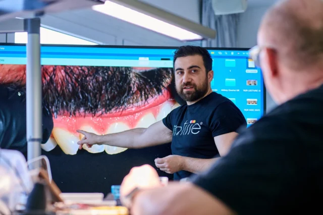 GC Inner Circle – DACH Train the Trainer meets Matisse meets GC Initial 📍 Frankfurt | Sirius Ceramics
Der Inner Circle steht seit Jahrzehnten für Austausch auf Augenhöhe und für den gemeinsamen Anspruch, Zahntechnik immer weiter zu verbessern.
Dieses Mal bei uns in Frankfurt. Uff. Was. Ein. Brett.
Unter Kaizen 改善 – Veränderung zum Besseren – wurde nicht theoretisiert, sondern live am Patienten gearbeitet. Echte Bedingungen. Echte Herausforderungen. Echte Ergebnisse.
Und die konnten sich sehen lassen: 👉 Jede Arbeit absolut grossartig, ready to use! 👉 Ästhetik auf Top-Niveau. Perfekt ergänzt mit dem GC Initial Keramik Konzept.
Ein riesiges Dankeschön an Marat für den tiefen Einblick in Systematik und Workflow mit Matisse und OptiShade – klar, nachvollziehbar, kompromisslos.
Für uns sind das keine Produkte, sondern Werkzeuge für eine neue Liga der Ästhetik. Perfekt ergänzt durch Initial IQ Lustre Pastes One.
Abends dann Teamwork am Herd bei KOCHWERK mit Patrick Grossmayer und Crew. Präzision, Timing, Leidenschaft – Inner Circle pur.
Danke an die Praxis Isser Zahnwerk, Anke Isser und Team, an YourSmile, unser Sirius-Team – und natürlich GC.
Danke Denny für euer Vertrauen seit so vielen Jahren.
Kaizen. Inner Circle. Weiter gemeinsam besser werden.