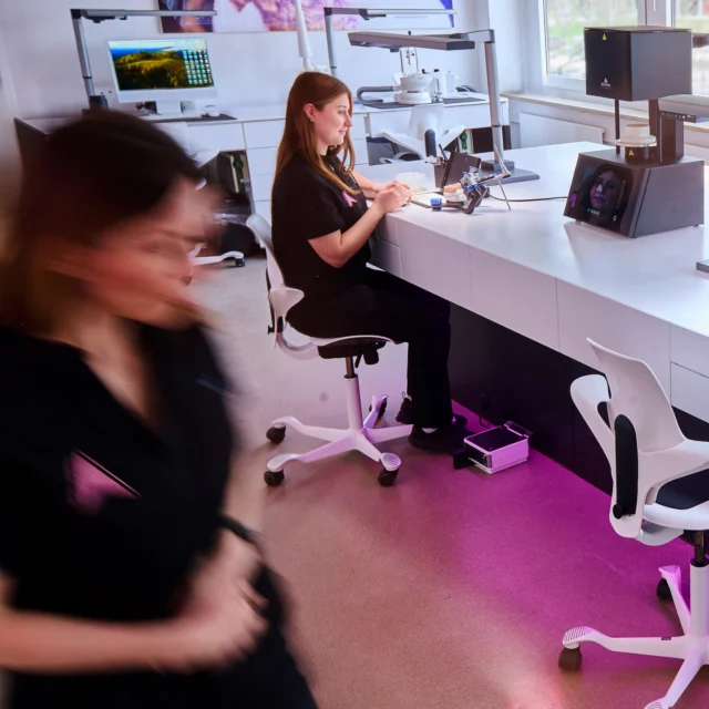 → Aus einer Idee ist nun ein Statement geworden.
Unsere neue „Werkbank“ 😀 ist zu einem Mittelpunkt geworden.
Sie ist sozusagen ein „Herzstück“ unseres täglichen Workflows.
Genau so, wie wir es uns vorgestellt haben.

Danke für diese kompromisslose Umsetzung!
.
#workflow  #dentaltechnician #zahntechnik #lablife #cadcam handwerk ästhetik detailverliebt Innovation siriusceramics  masterclassbycarstenfischer